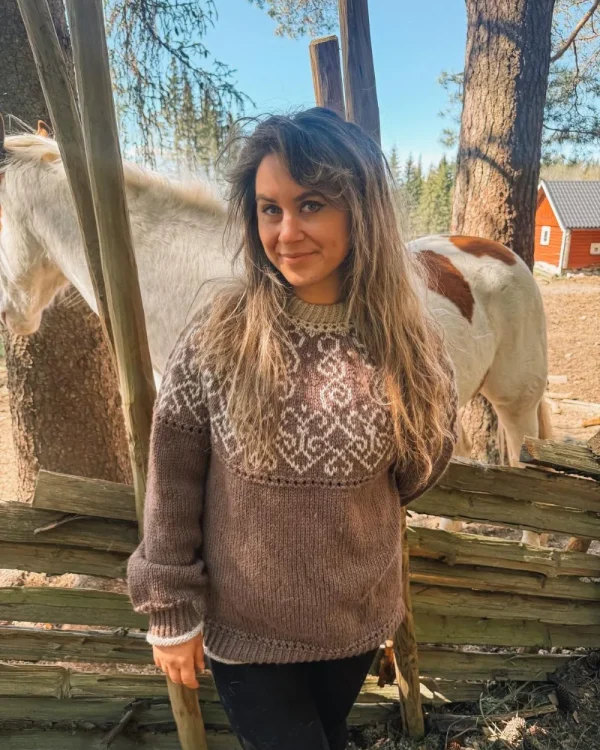 Nimlot brun og gråbeige fra Vårkolleksjonen Villmarksgensere av Linka Neumann