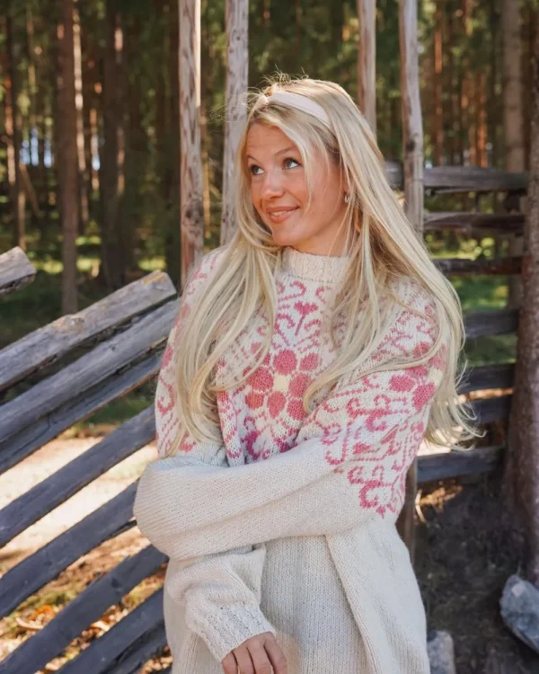 Blomigenser ecru og gammelrosa fra Vårkolleksjonen Villmarksgensere av Linka Neumann