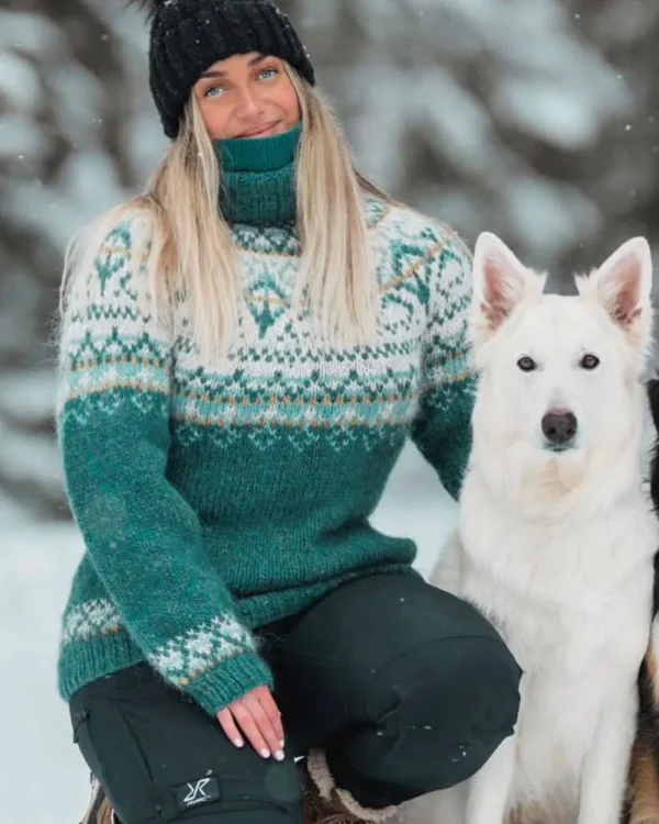 Alasuq Polar Teal von Wilderness Sweaters by Linka Neumann