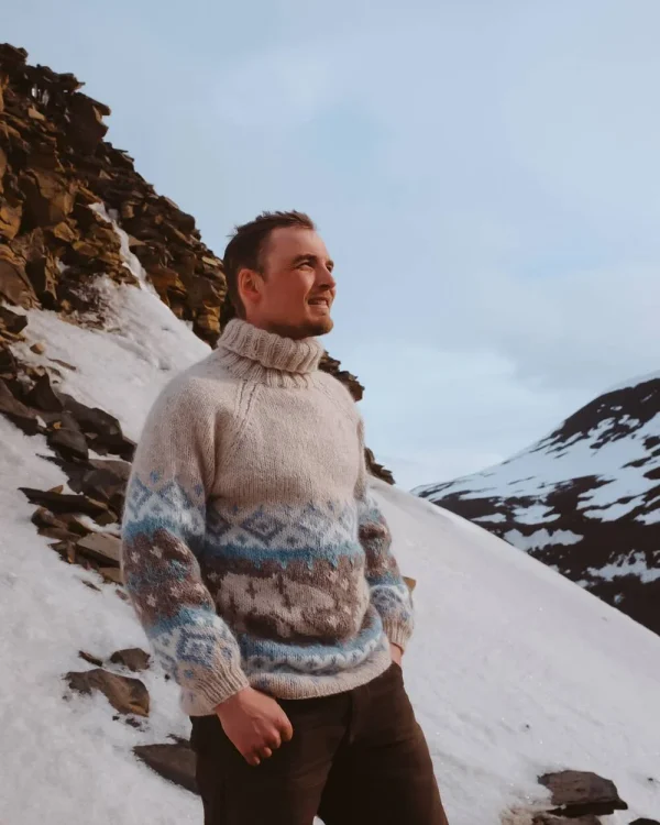 Kvitebjørn polar ecru heather fra Villmarksgensere av Linka Neumann