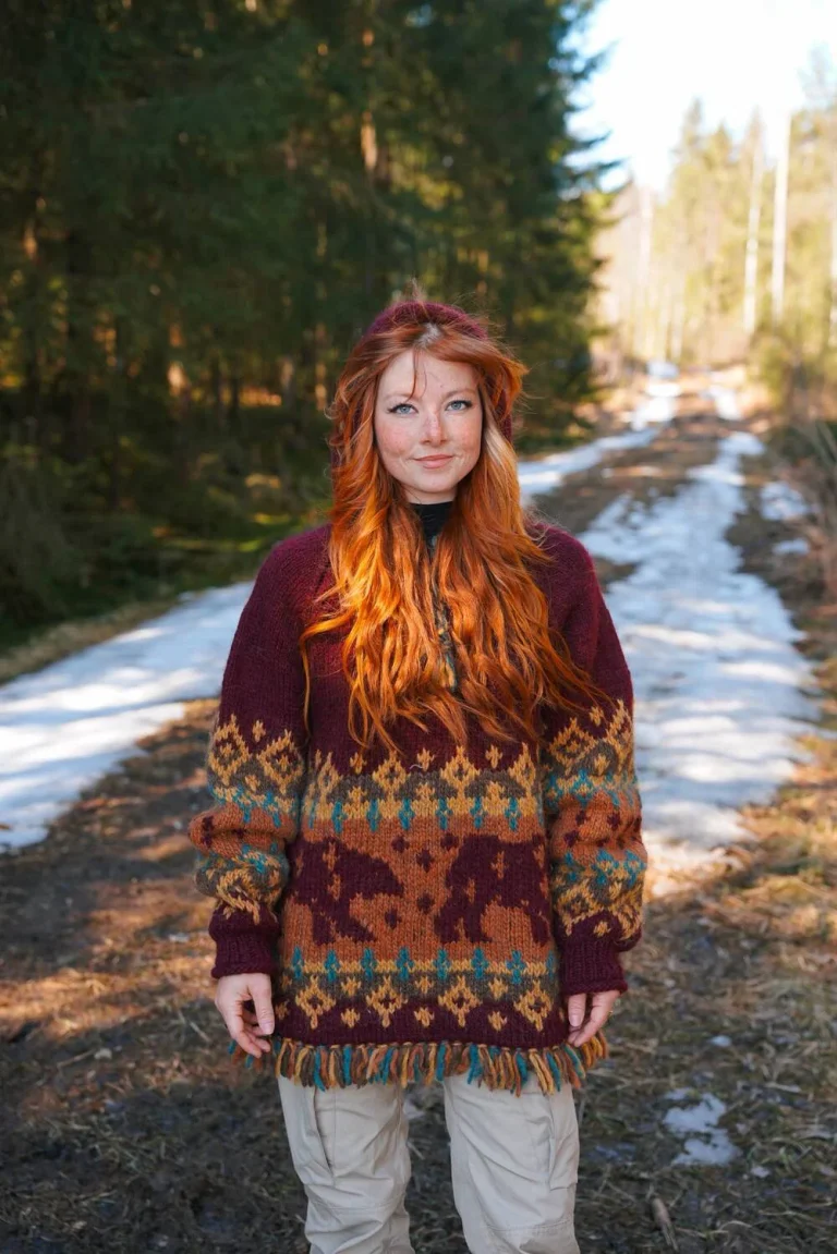 Weißbär-Polar-Ochsenblutrot von Wilderness Sweaters by Linka Neumann